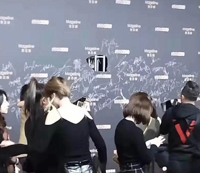 當紅明星肖戰參加活動 背景板簽名被黃牛挖走拍