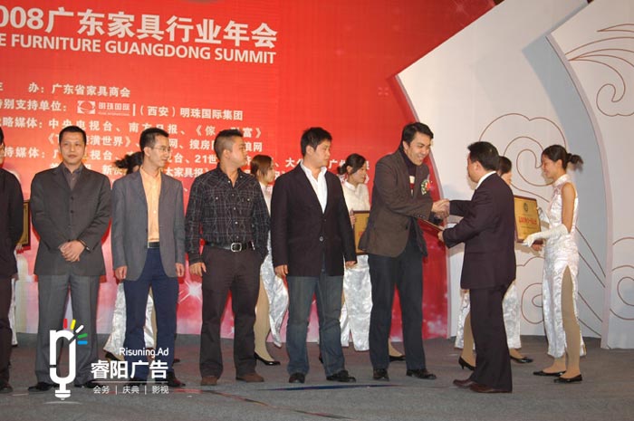 企業(yè)為什么有必要策劃年度表彰大會(huì)？該